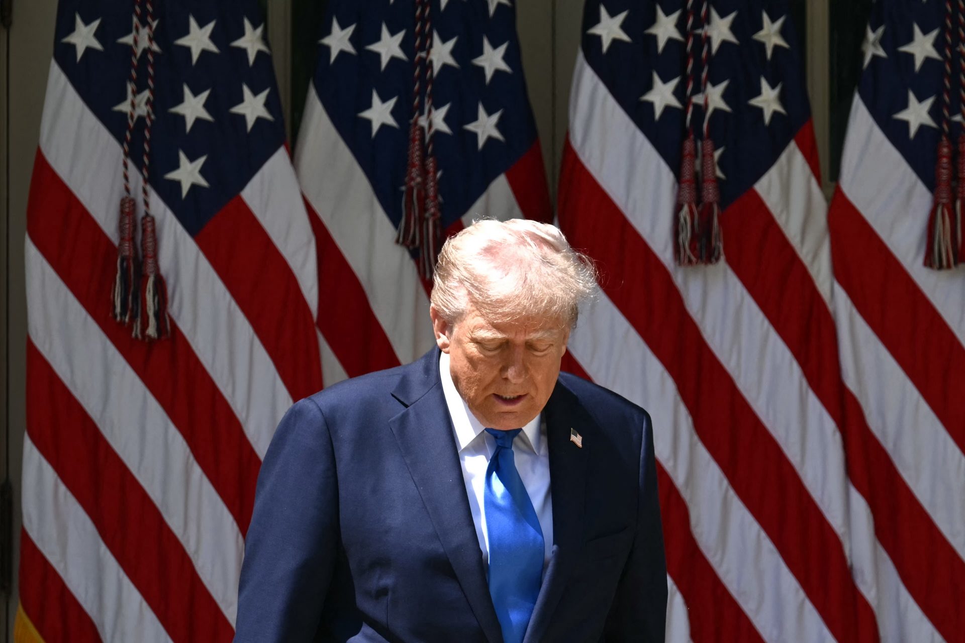 Remember when a bizarre White House photo of Trump sparked a very weird ...