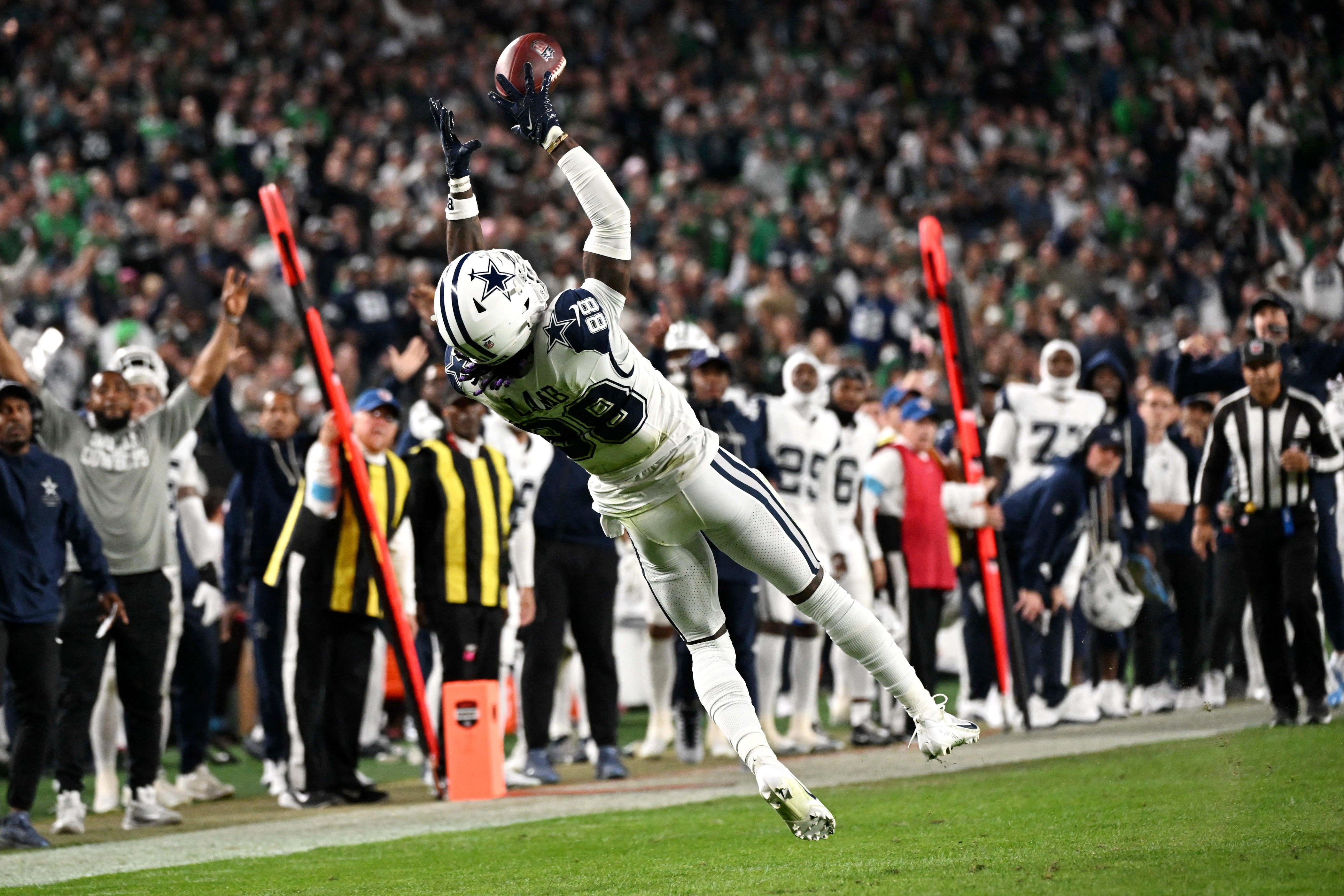Watch: Lamb scores second TD of MNF, Prescott has two-point conversion
