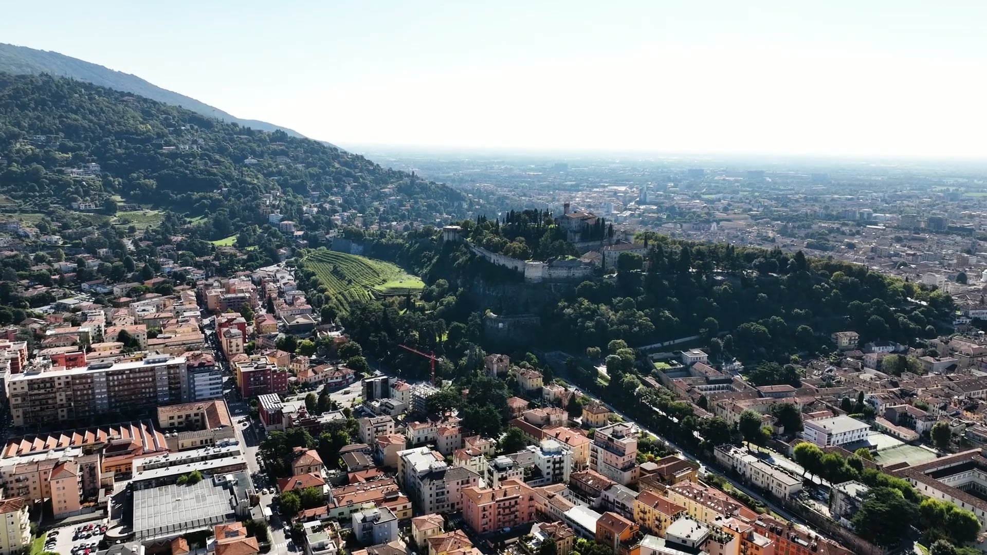Brescia, Italia: tur drone pemandangan Romawi dan Alpen