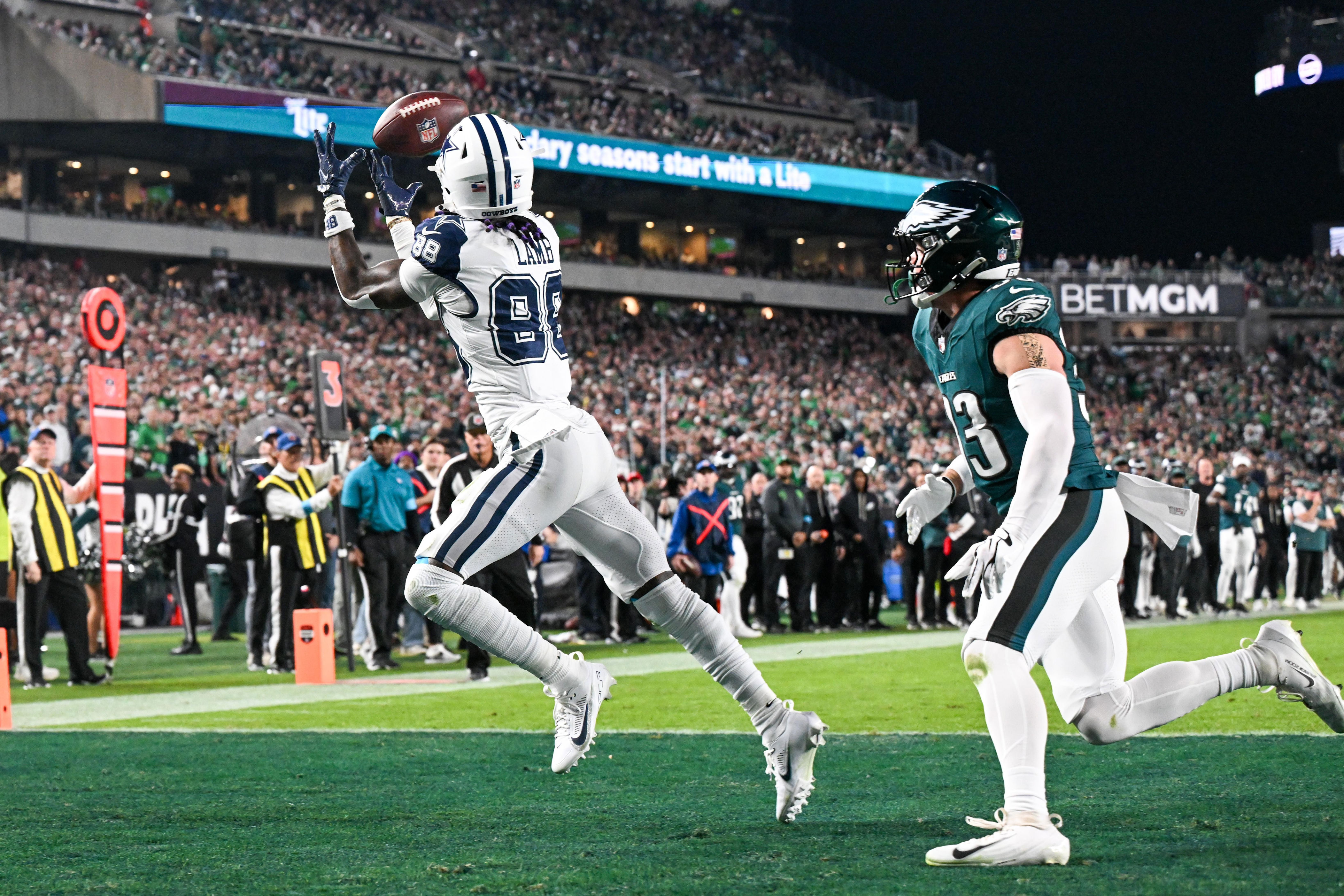 Cowboys beat Eagles to stay alive in NFC East race