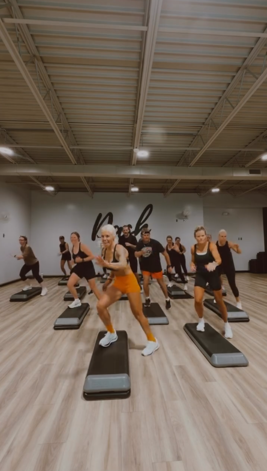 Step fitness classes with 2000s music