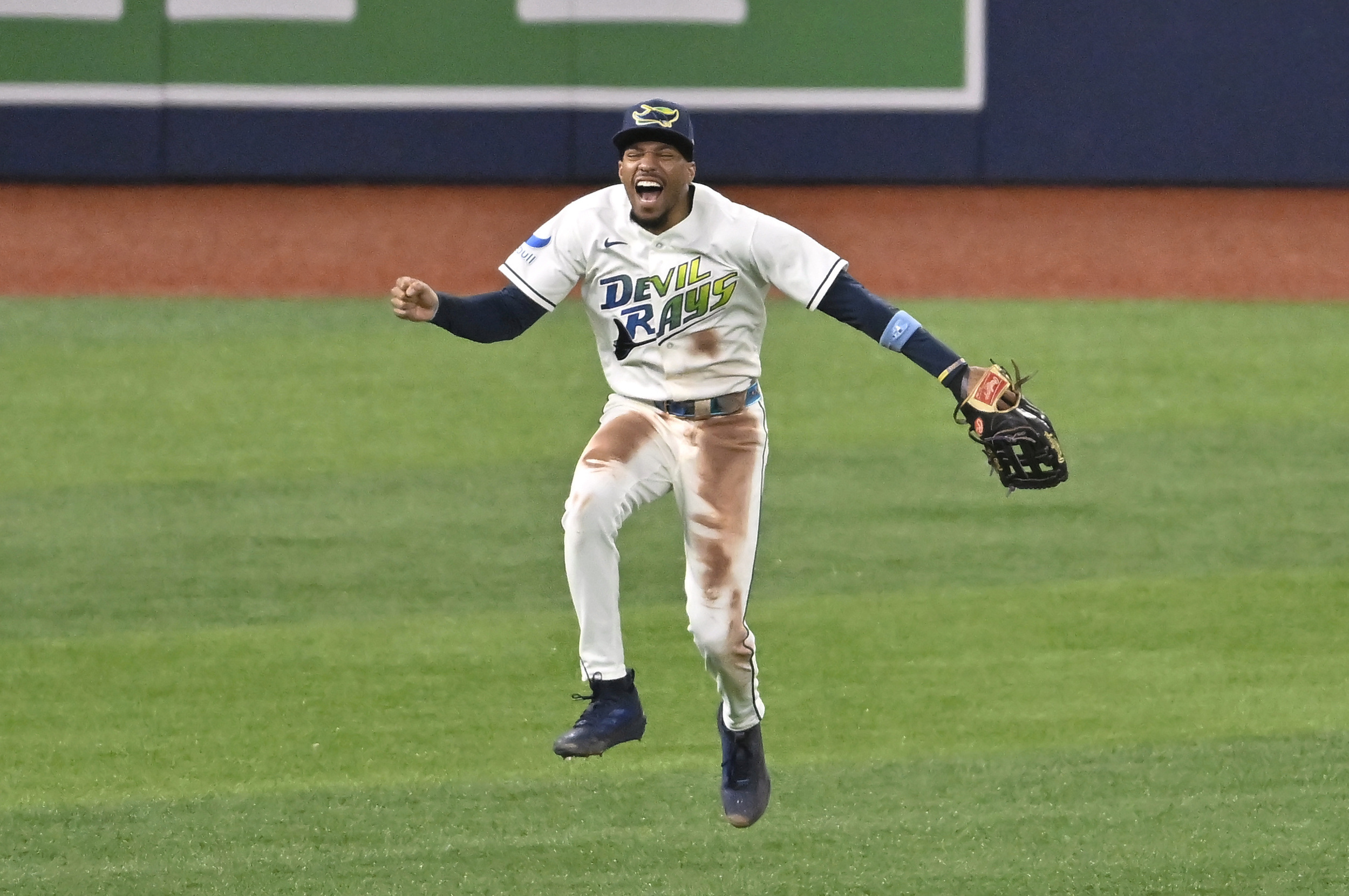 Chandler Simpson has the catch of the playoffs in World Series Game 3