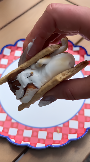 How to make a colorful chocolate fluff outdoor treat