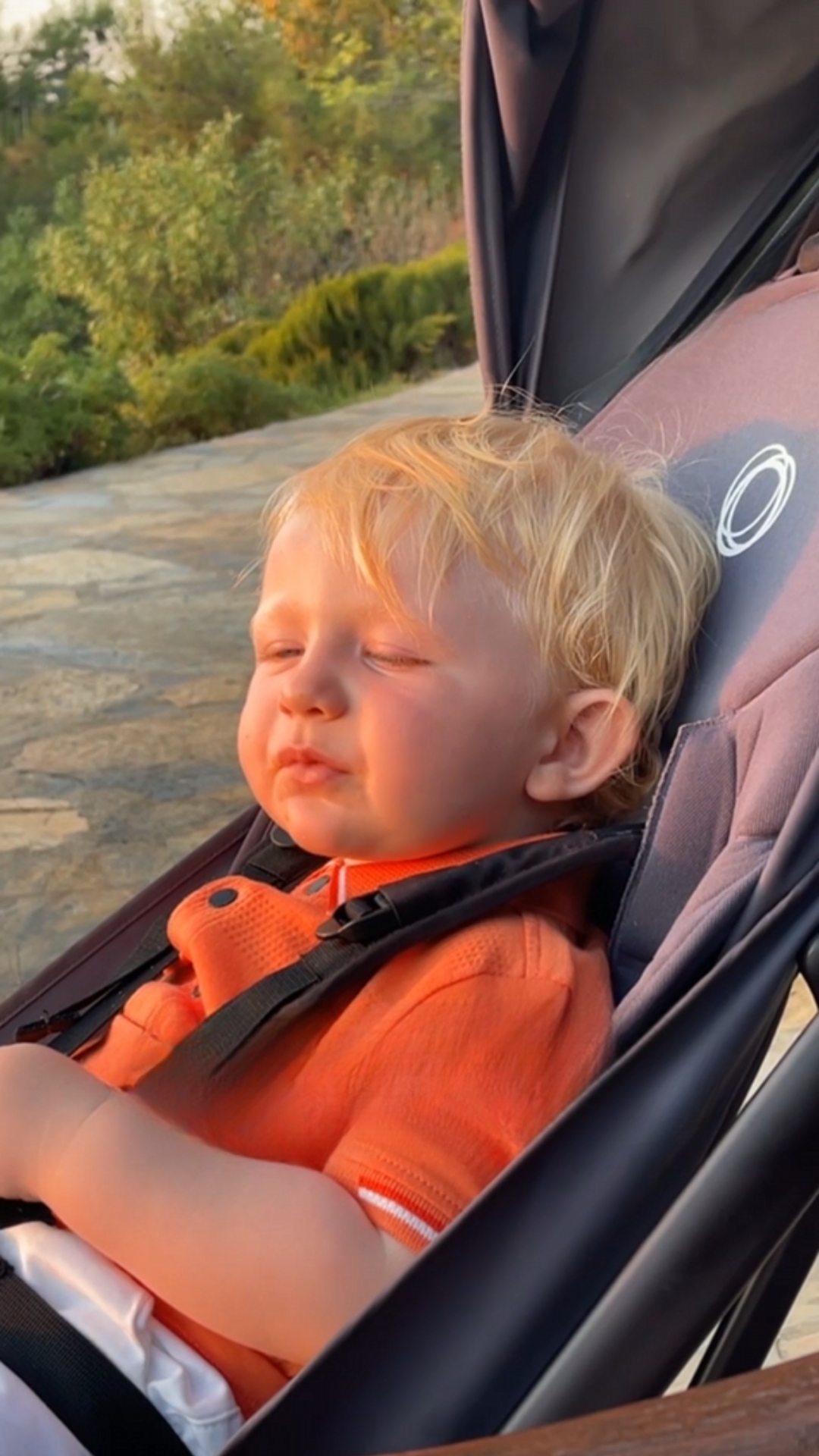 Sleepy toddler refuses to give up favorite food