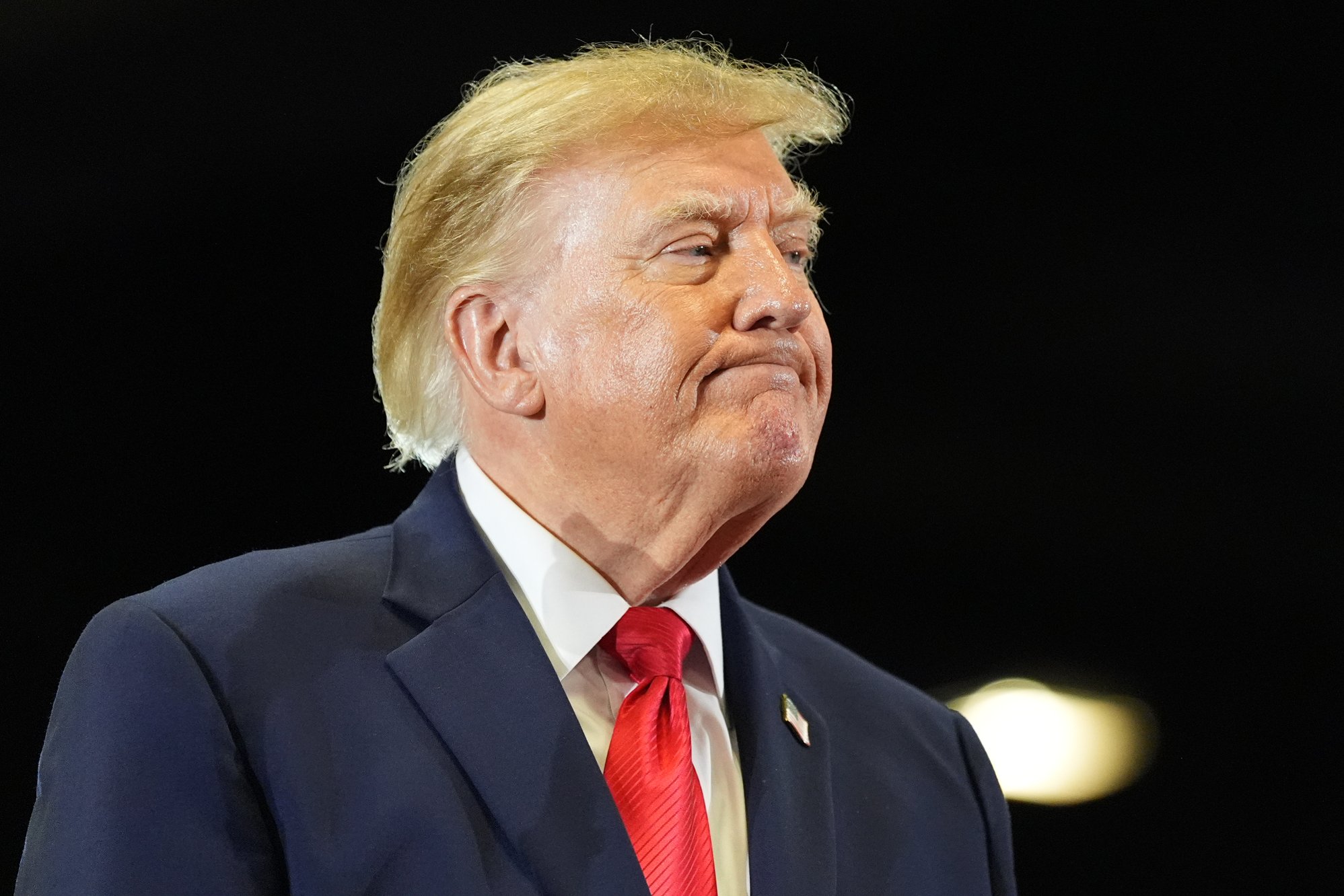 Raser mot rød løper for Trump