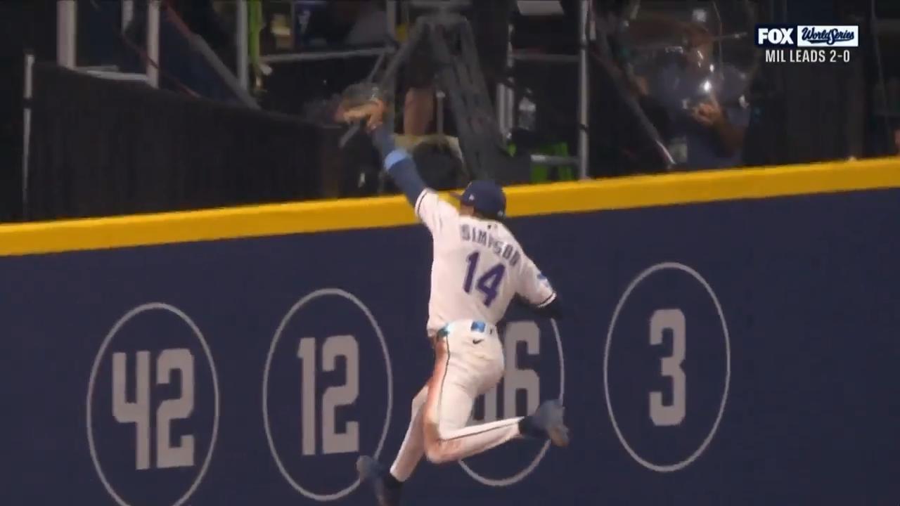 Moment: Simpson lunges into the wall for a great catch