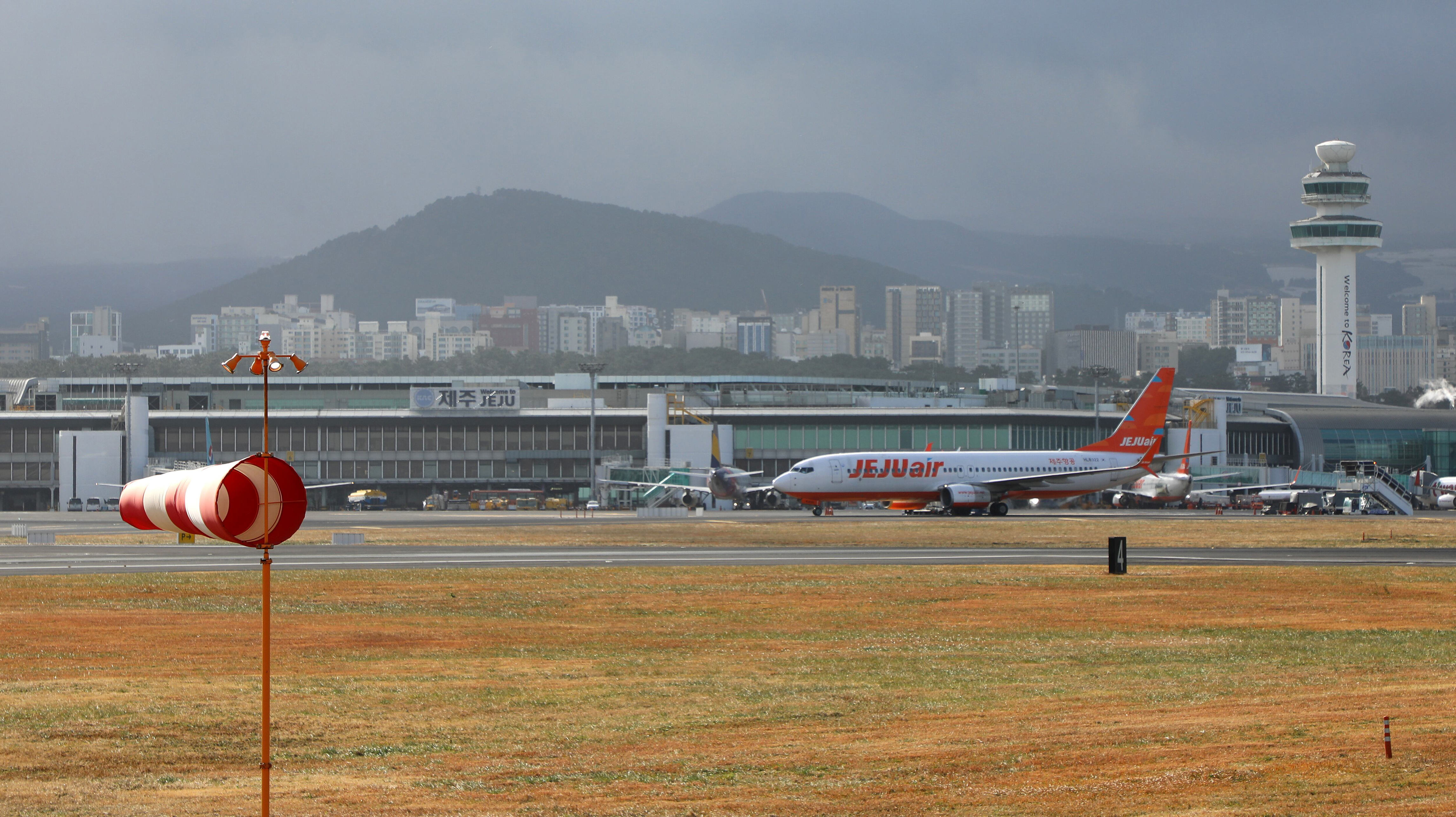 Jeju domestic flights decline, sparking economic concerns