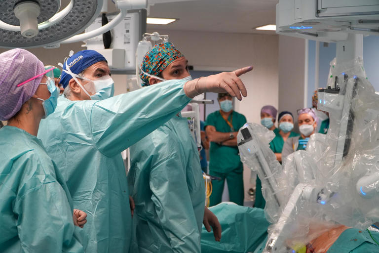 Il robot chirurgico opera, primo intervento in urologia: “Uno strumento ...