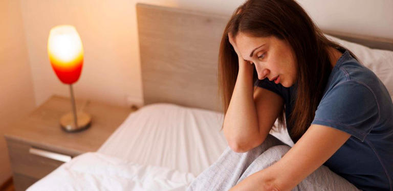 لماذا يتكرر الاستيقاظ في الثالثة صباحًا لديكِ وما الذي يحاول جسمكِ إخباركِ به