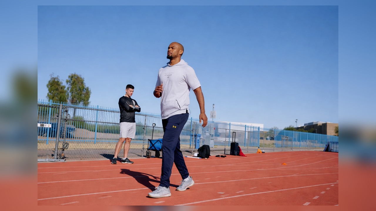 Nick Symmonds races Lorenzo Alexander in a 100-meter sprint