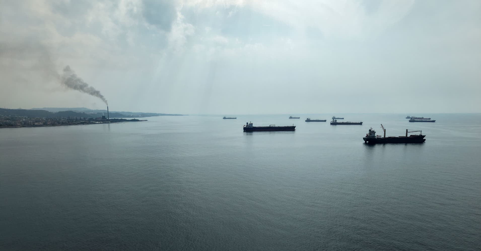 Oil prices seesaw amid renewed diplomatic efforts to end Mideast conflict