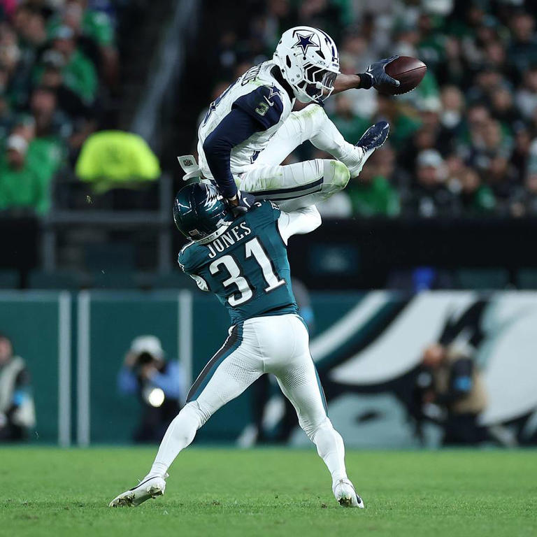 George Pickens blows kiss to Eagles cheerleader in hilarious troll move