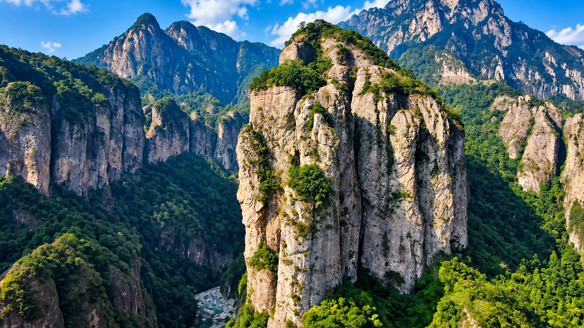 Enorme rotstorens vormen een surrealistisch Chinees landschap