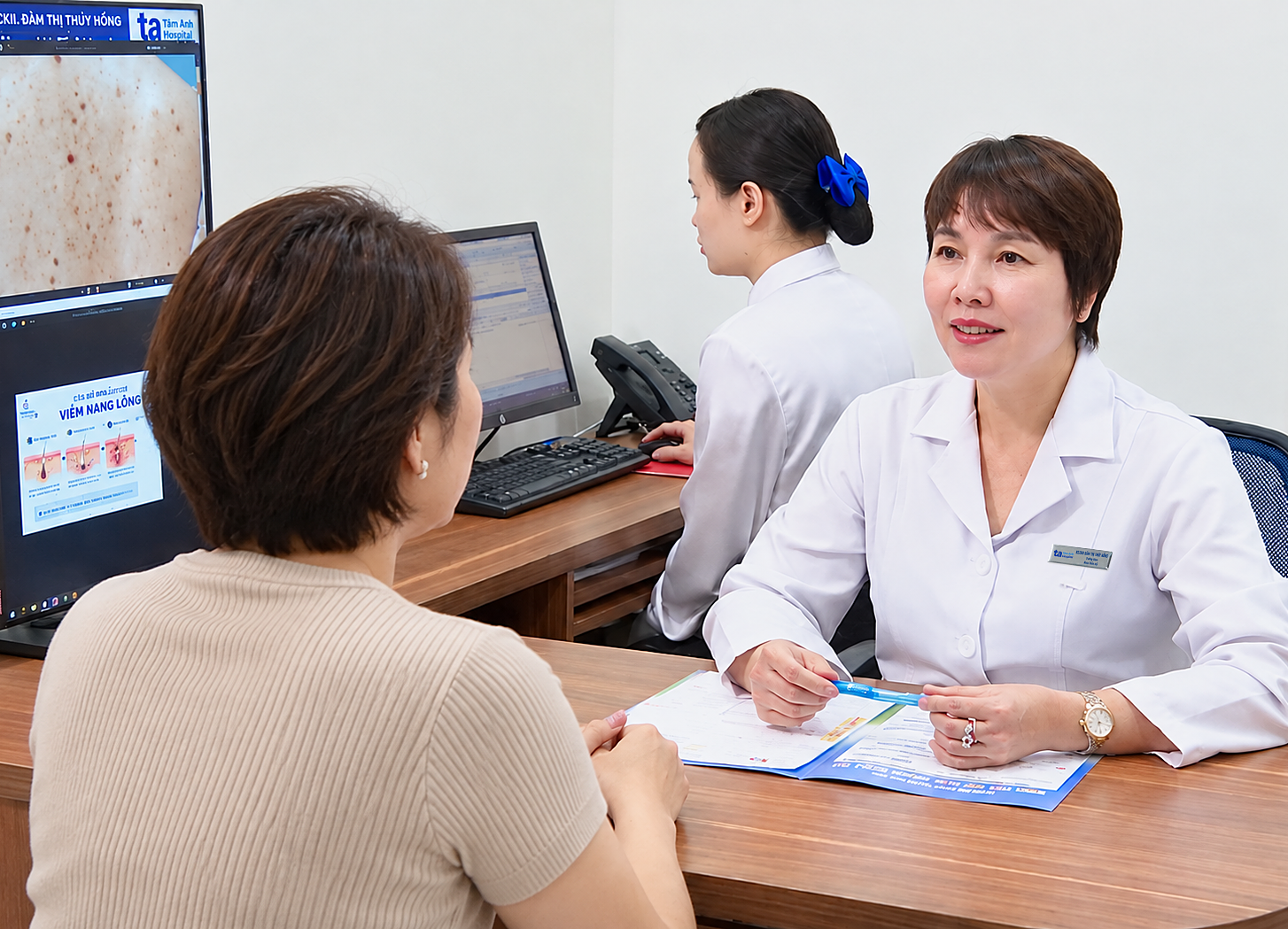 Hàng trăm mụn thịt quanh mắt người phụ nữ