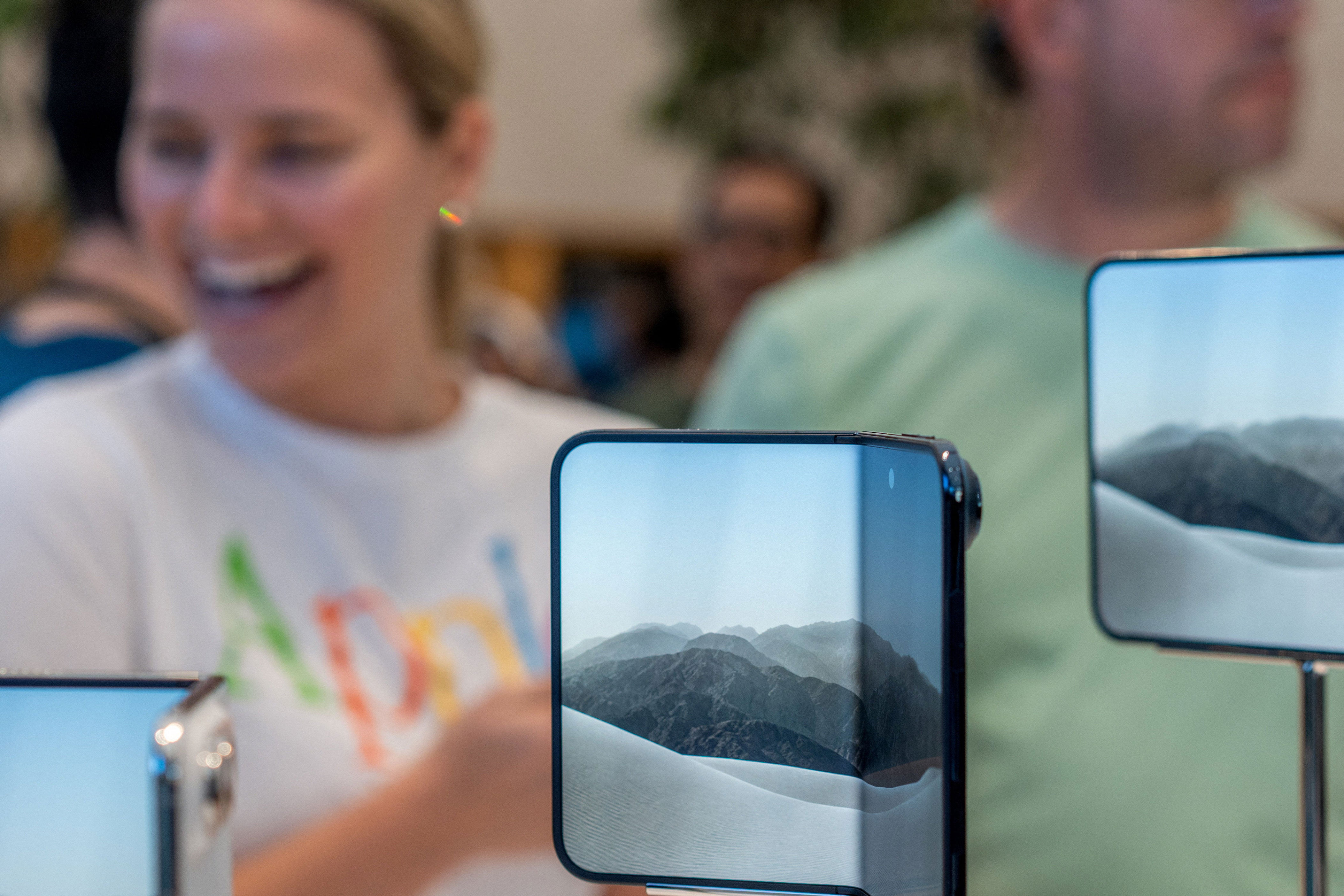 iPhone Duo hit by ‘crackgate’ as huge issue emerges with new phone