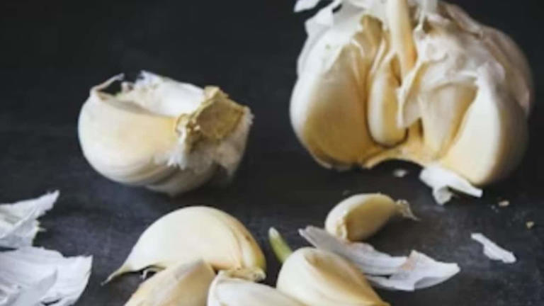 Video: The fastest way to peel garlic in 20 seconds - try this handy ...