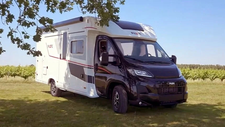 Camper di 7 metri con bagno e garage da record: quattro posti letto e ...