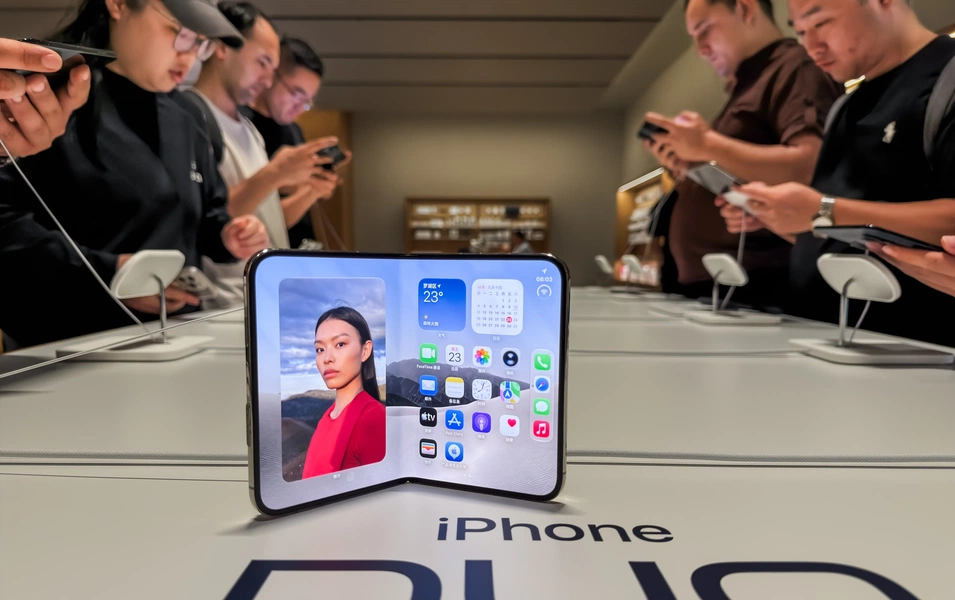iPhone Duo hinge flaw suspected in screen cracks