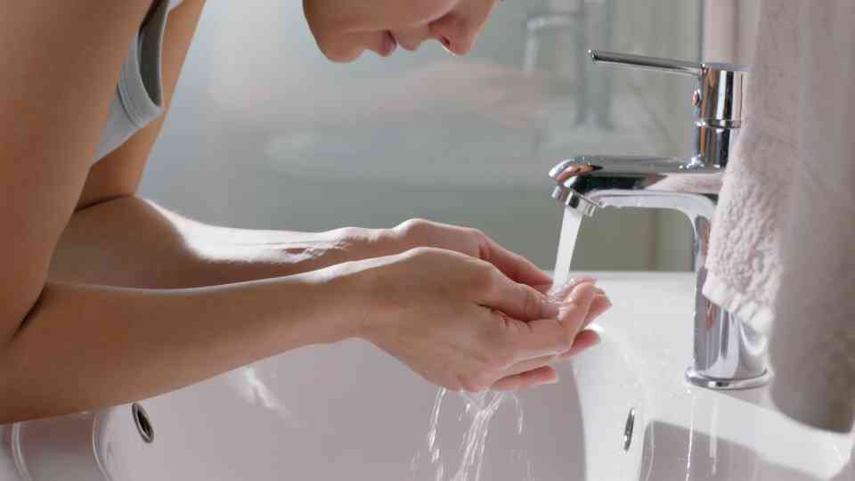 A study found bacteria in the blood of 1 in 4 people after brushing ...
