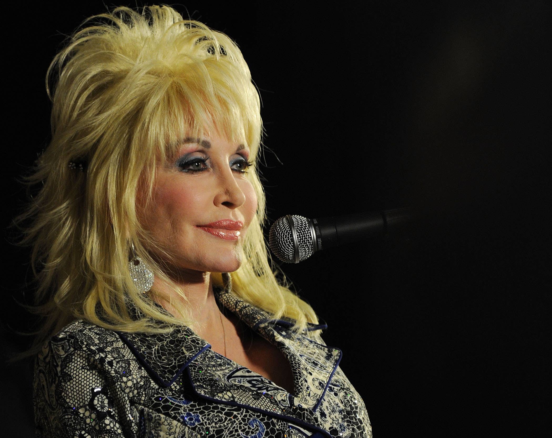 Dolly Parton’s country-chic pink rolling pin makes holiday baking ...