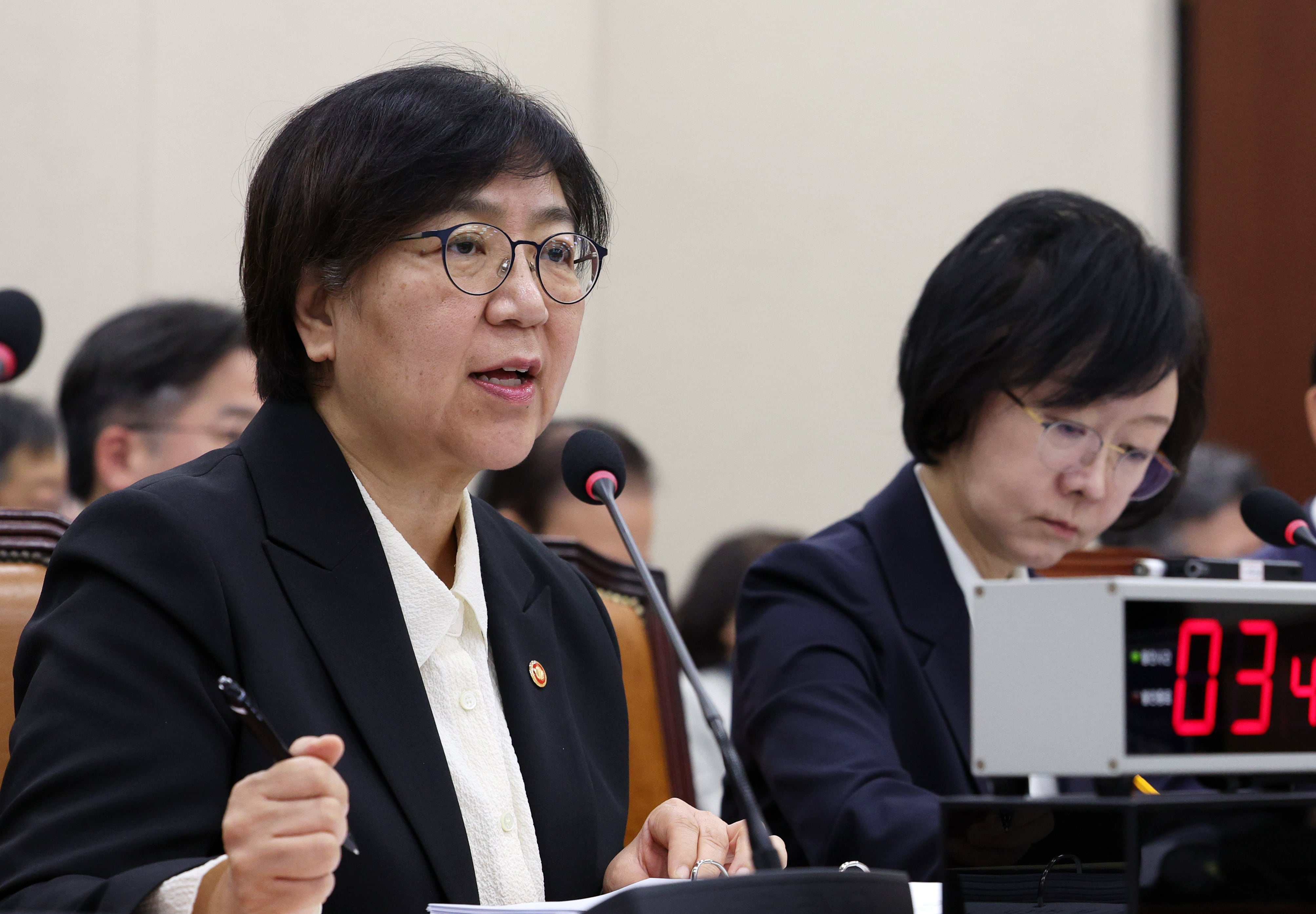 Health minister reviews hospital reinvestigation over 4,000 surgeries