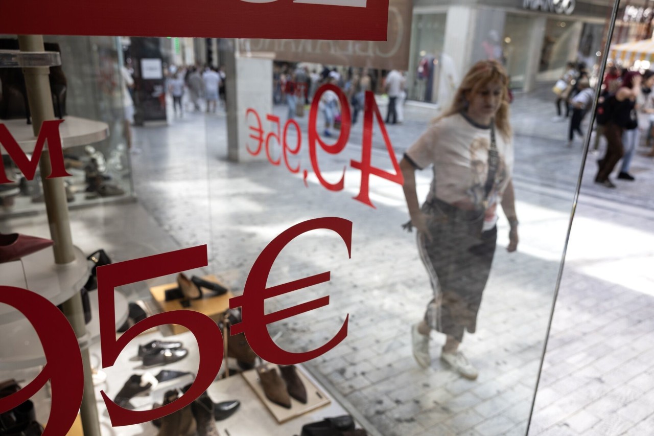 Eurozone banks report declining loan demand, tougher conditions