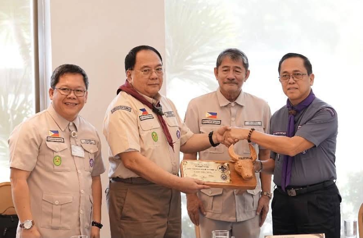 Ebdane leads Regional Scout Committee meeting