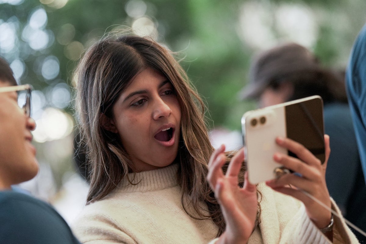 iPhone Duo hit by ‘crackgate’ as huge issue emerges with new phone
