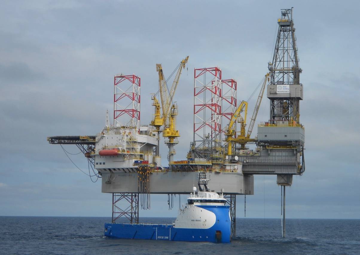 Horrifying footage shows moment huge oil rig sinks into the ocean with ...