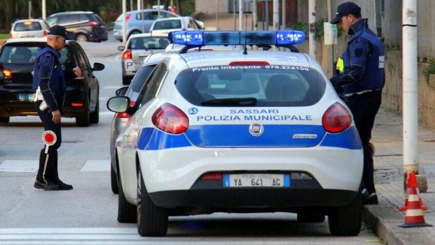 Sassari, ruba al centro commerciale e aggredisce gli agenti in borghese ...