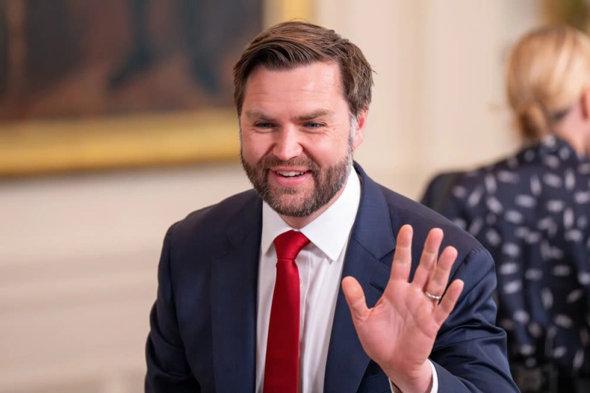 Disguised protester throws MAGA hat and yells at JD Vance — the VP’s ...