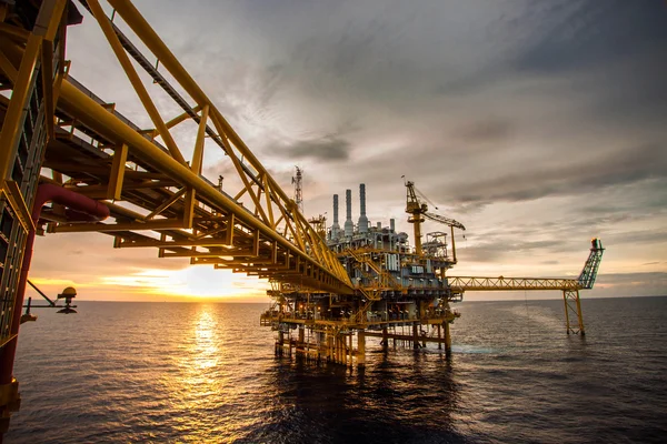 Oil rig with 115 people onboard sinks — 1 dead, 4 missing, drilling ...
