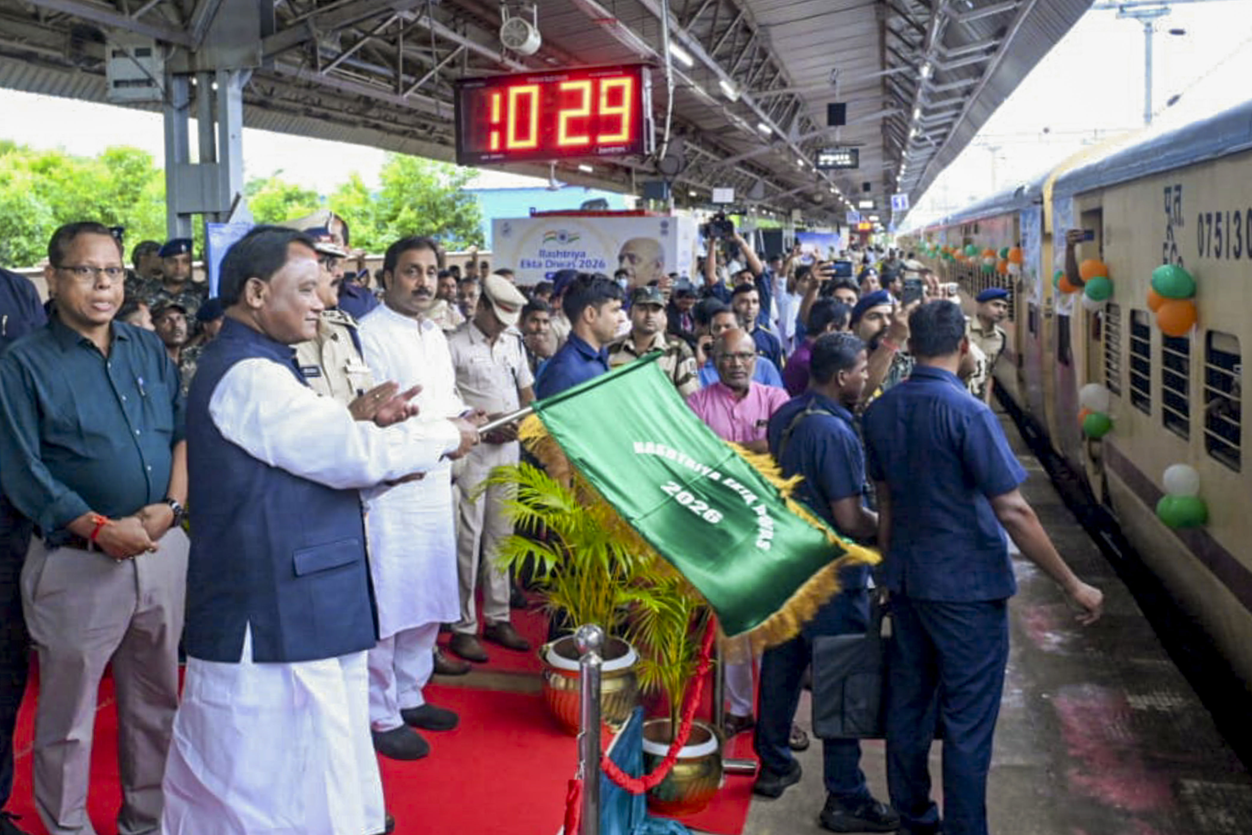 Majhi flags off special train from Bhubaneswar to Gujarat for National ...