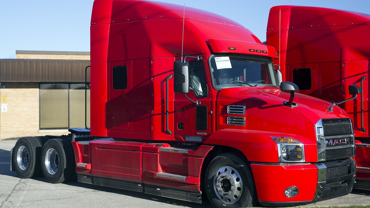 An axle-load miscalculation lengthens the stopping distance of 850 Mack ...