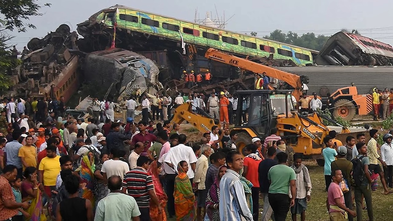 Watch how a passenger train crashed at nearly 80 MPH after a railway ...