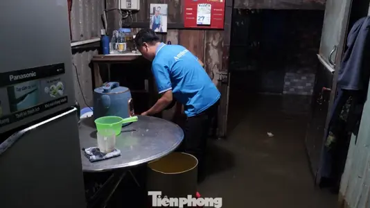 Báo điện tử Tiền Phong Người dân di dời đồ đạc khi triều cường dâng cao. Ảnh: Hữu Huy 1