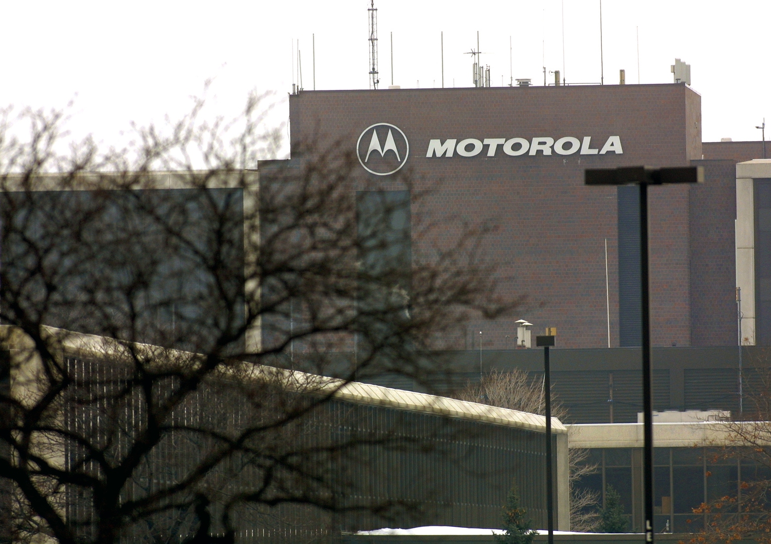 Motorola secures $140M deal to modernize federal prison radios
