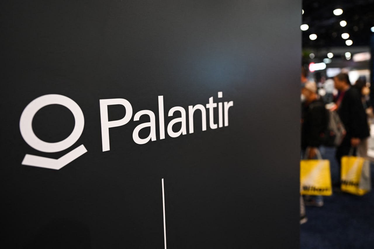 Palantir's growth looks unstoppable. There's 1 major risk.
