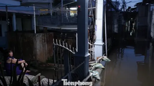 Báo điện tử Tiền Phong Người dân trên đường Rạch Cùng phải đắp bao cát để ngăn nước tràn vào nhà. 1