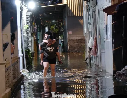 Báo điện tử Tiền Phong Khu dân cư trên đường Rạch Cùng (phường Bình Đông, TPHCM) ngập sâu do triều cường. Ảnh: Hữu Huy 1