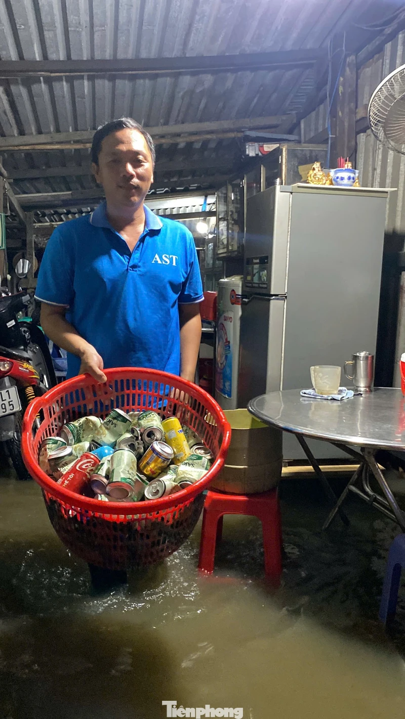 Báo điện tử Tiền Phong Người dân trên đường Rạch Cùng bê đồ đạc "chạy ngập". Ảnh: Hữu Huy 1
