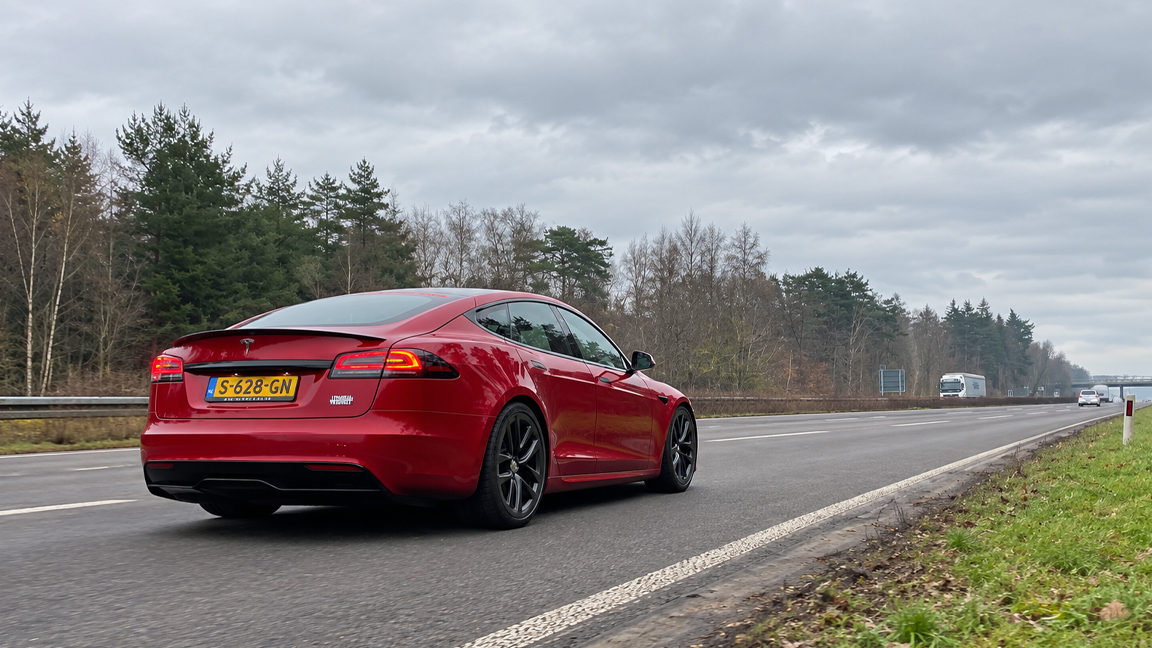 Tesla Model S Plaid full throttle acceleration and extreme top speed