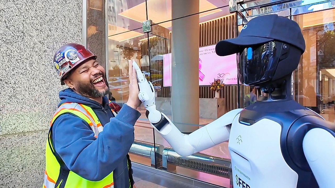 Un robot humanoïde sème la fascination et l'inquiétude dans les rues de ...