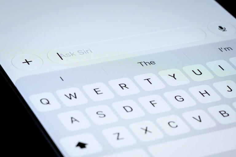 iPhone user tells Siri to make a call—fury at what it does next: 'So bad'