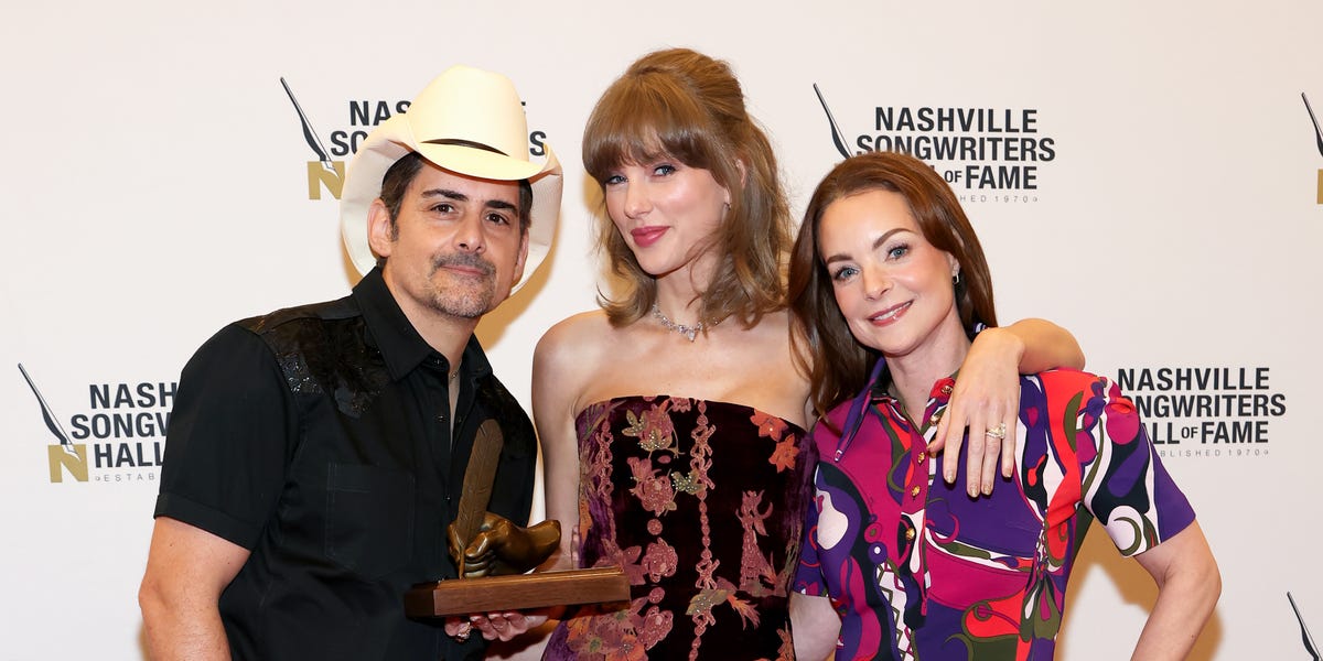 Taylor Swift’s ‘Gold Fairy Dust’ nails are the chicest alternative to ...