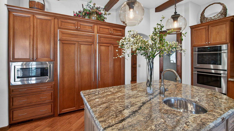 15 granite countertop colors that pair beautifully with warm wood kitchens