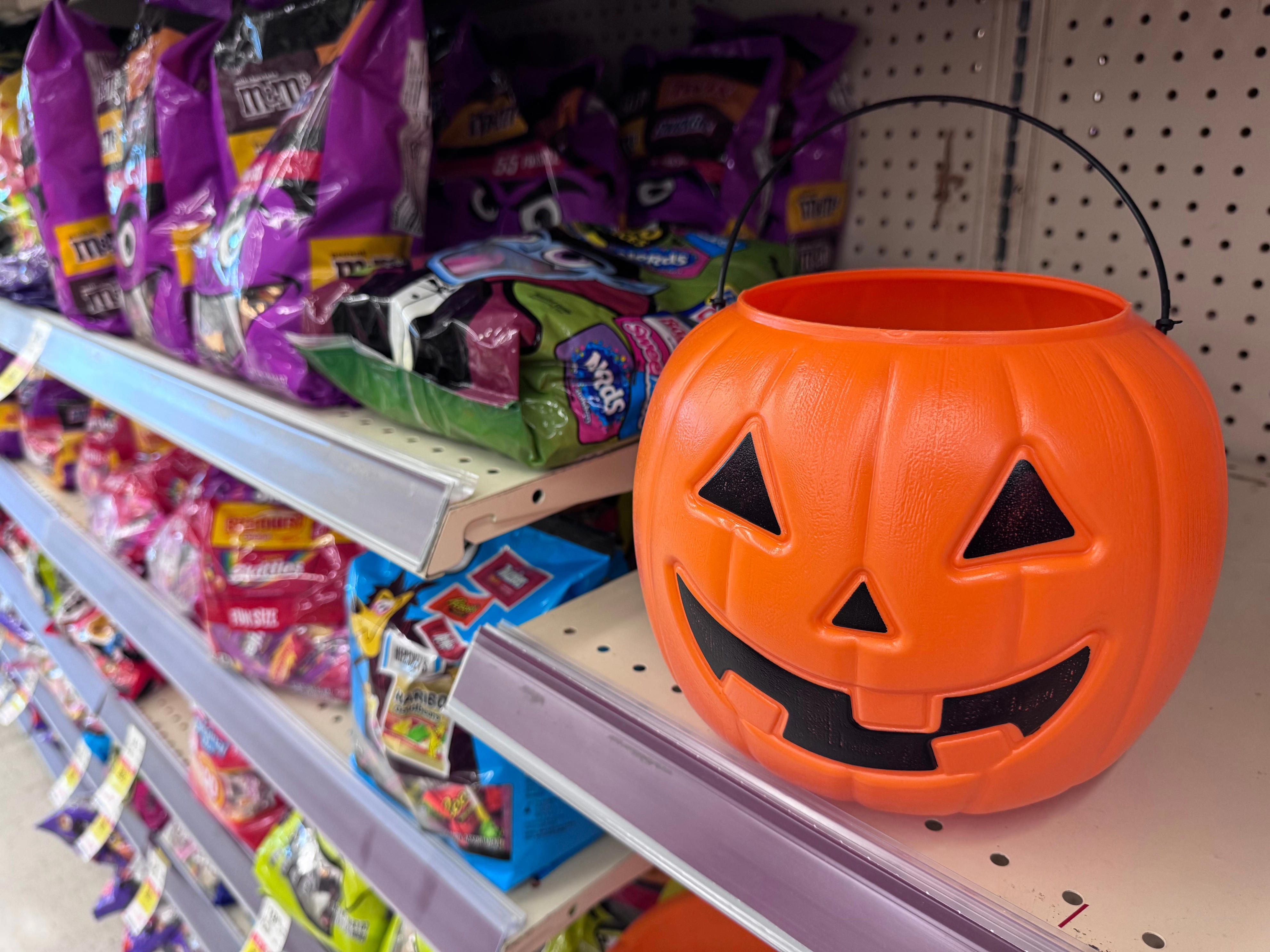 5 tricks on how to save on Halloween treats despite rising candy prices