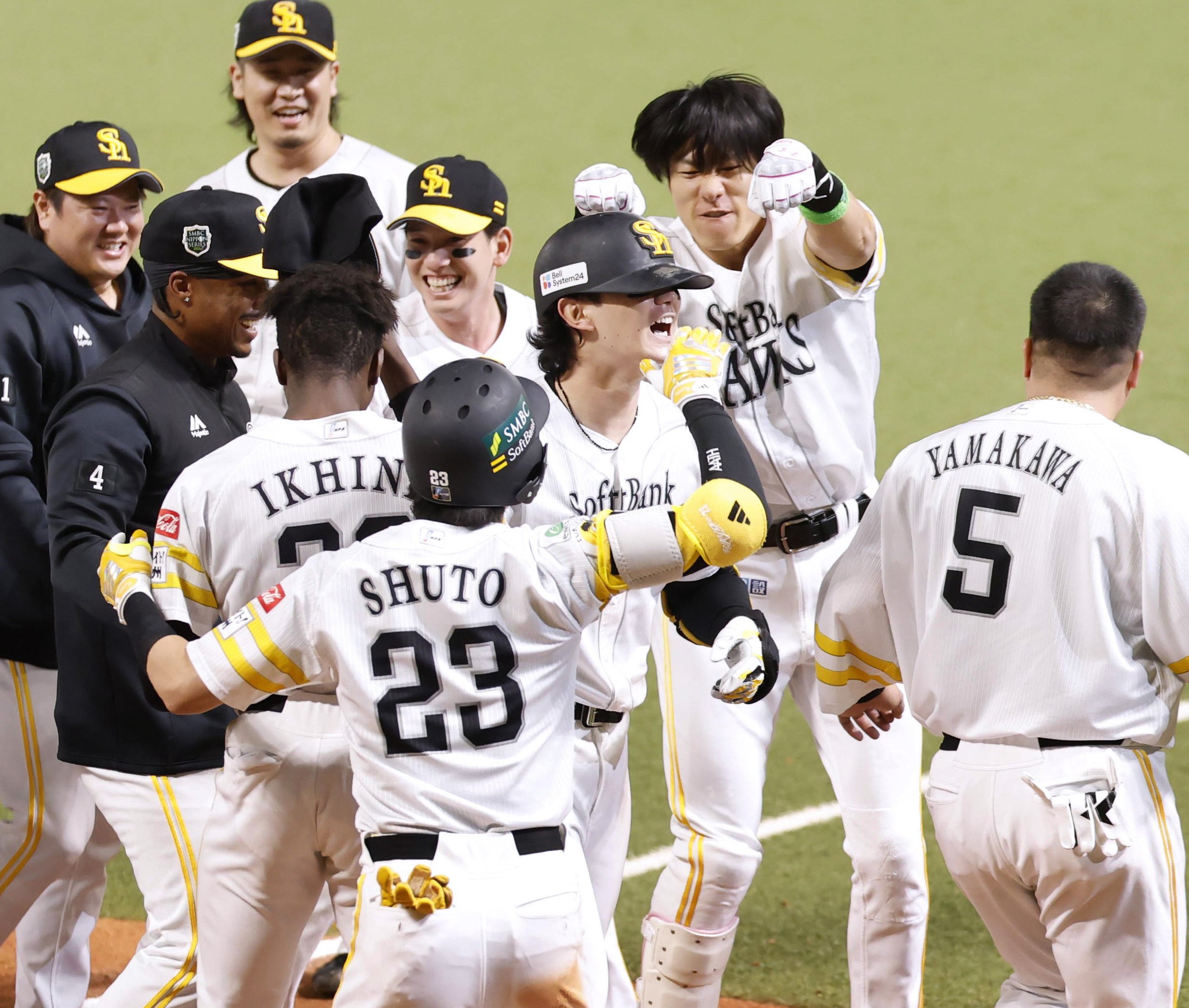Baseball: Hawks win again in extra innings to close on Japan Series defense