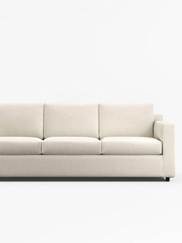 Mick Jagger’s timeless pillow trick instantly transforms an outdated couch