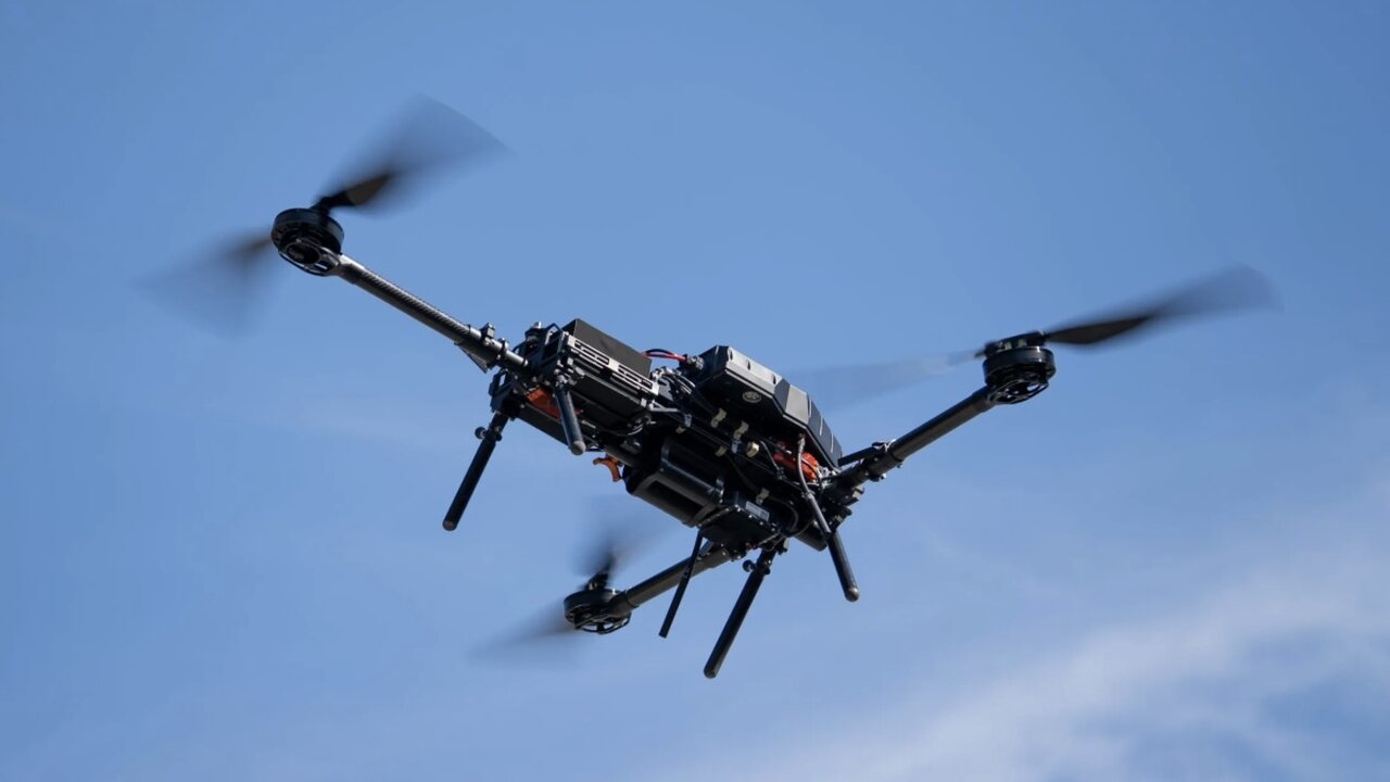 Drone militar com espingarda e granadas é aprovado para uso pelas ...
